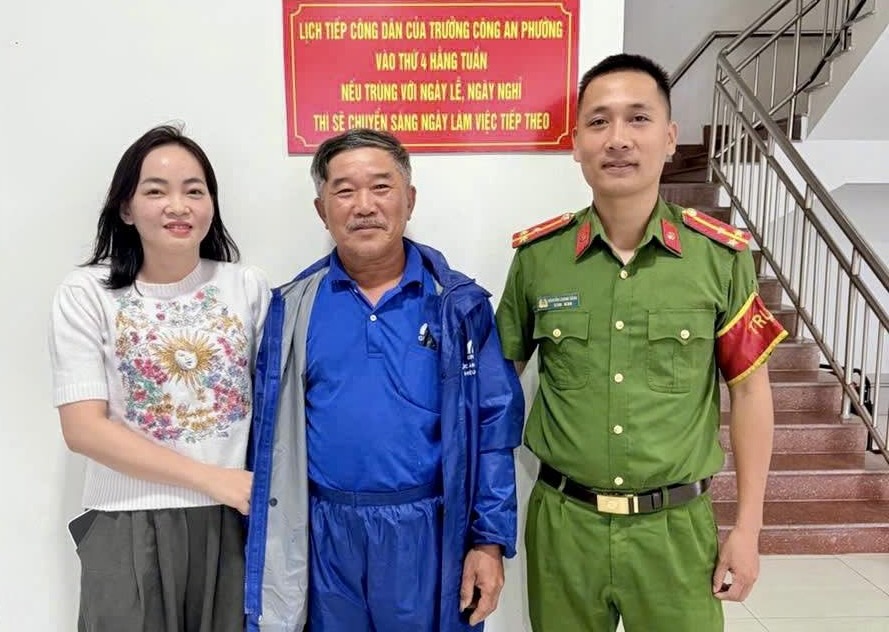 Mr. Nguyen Thua Vu (middle) returned a large sum of money transferred by a person who made a mistake. Photo: Bac Gianh Police