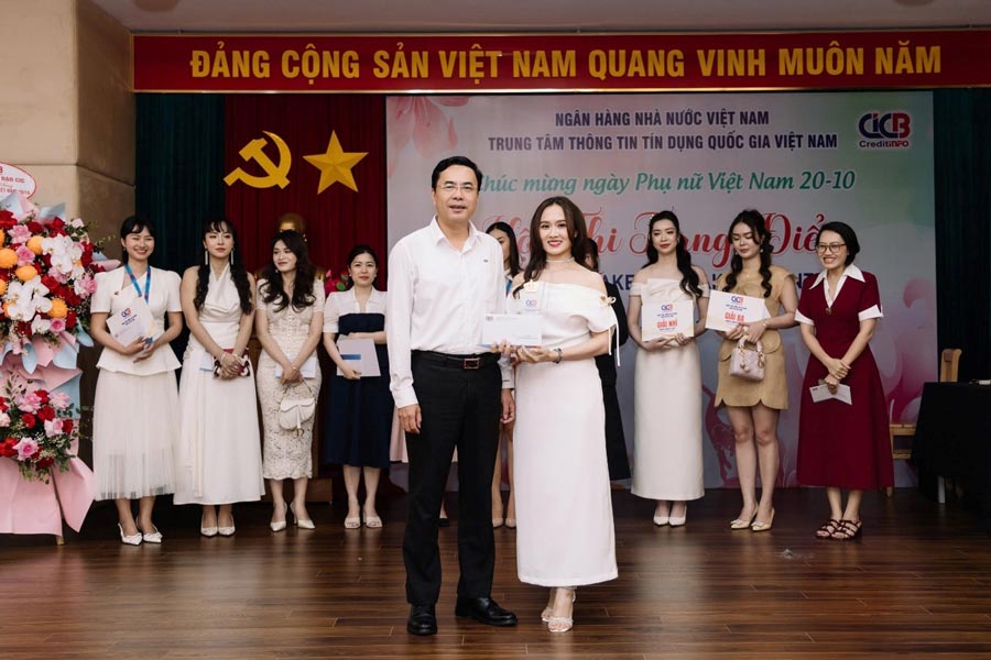 Mr. Le Anh Tuan - Chairman of CIC Trade Union awarded the First Prize to the excellent team. Photo: CDCIC