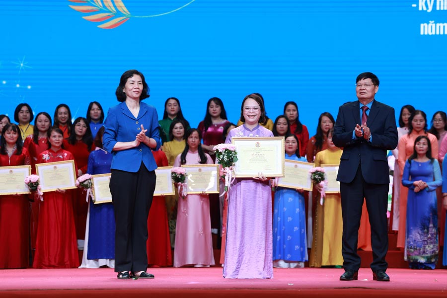 Ms. Dinh Thi Giang - Deputy Director of Human Resources Administration and Chairwoman of the Trade Union of Stavian Joint Stock Company - received a Certificate of Merit at the Typical Commendation Ceremony "Good at public work, good at home work" organized by the Vietnam General Confederation of Labor. Photo: Character provided