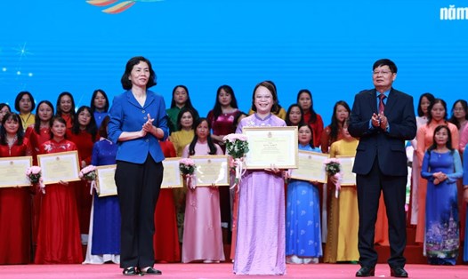 Bà Đinh Thị Giang - Phó Giám đốc Hành chính Nhân sự kiêm Chủ tịch Công đoàn Công ty Cổ phần Stavian - nhận Bằng khen tại Lễ tuyên dương điển hình “Giỏi việc nước, đảm việc nhà” do Tổng Liên đoàn Lao động Việt Nam tổ chức. Ảnh: Nhân vật cung cấp