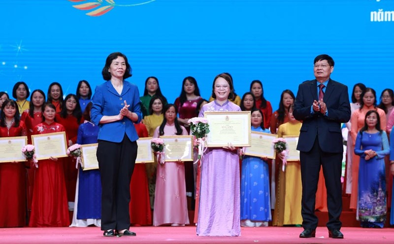 Ms. Dinh Thi Giang - Deputy Director of Human Resources Administration and Chairwoman of the Trade Union of Stavian Joint Stock Company - received a Certificate of Merit at the Typical Commendation Ceremony "Good at public work, good at home work" organized by the Vietnam General Confederation of Labor. Photo: Character provided