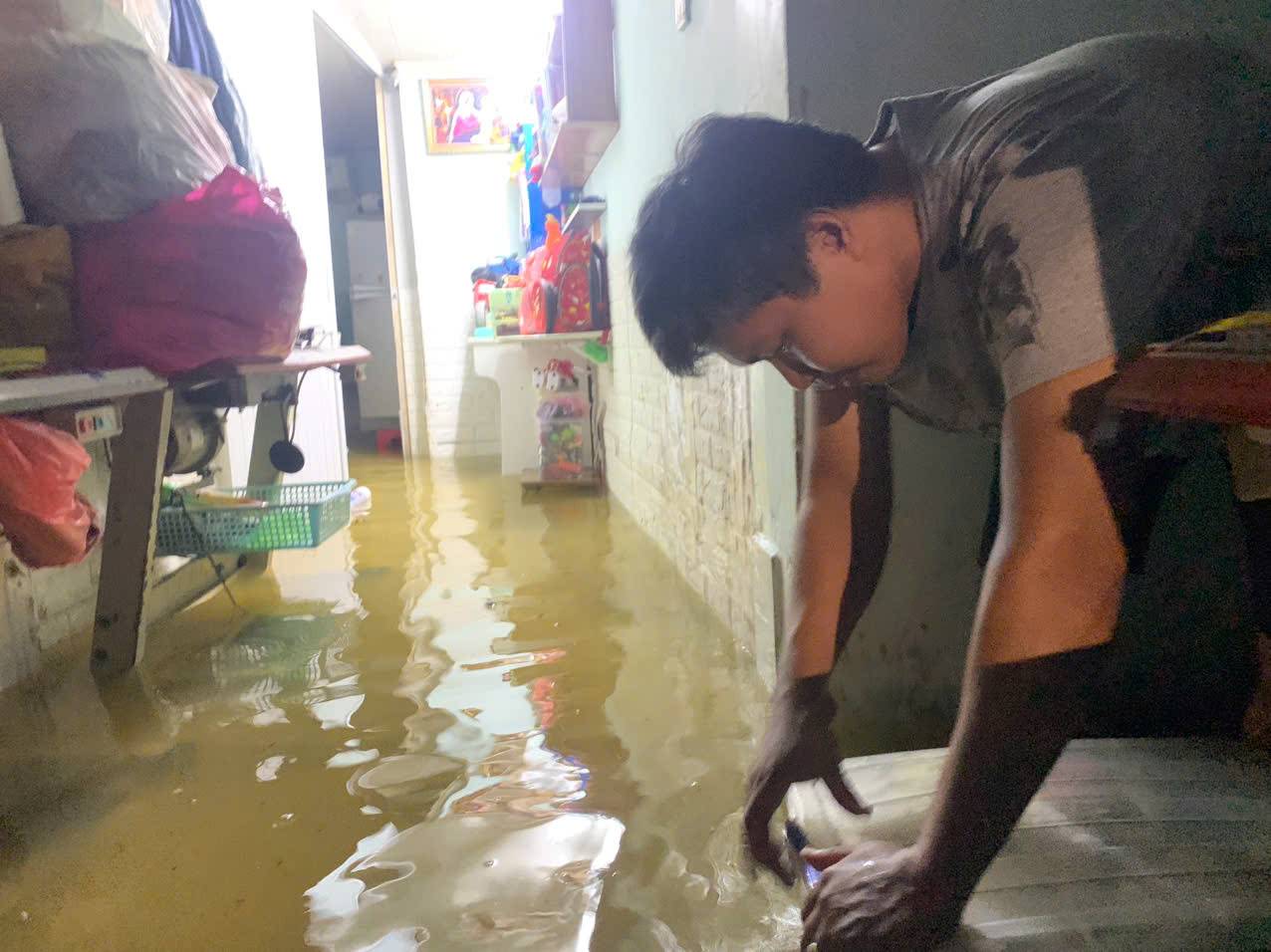 High tide in Ho Chi Minh City, Thanh Da area submerged in water. Photo: Thai Bao.