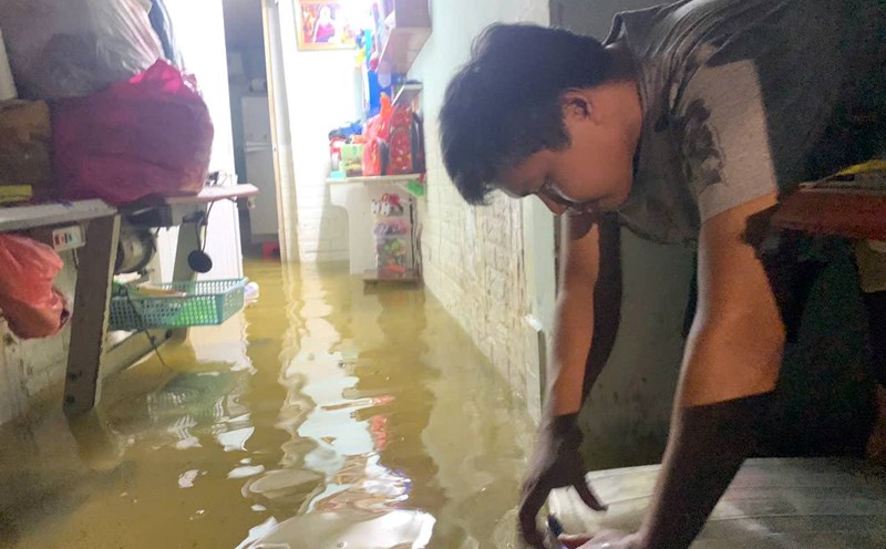 High tide in Ho Chi Minh City, Thanh Da area submerged in water. Photo: Thai Bao.