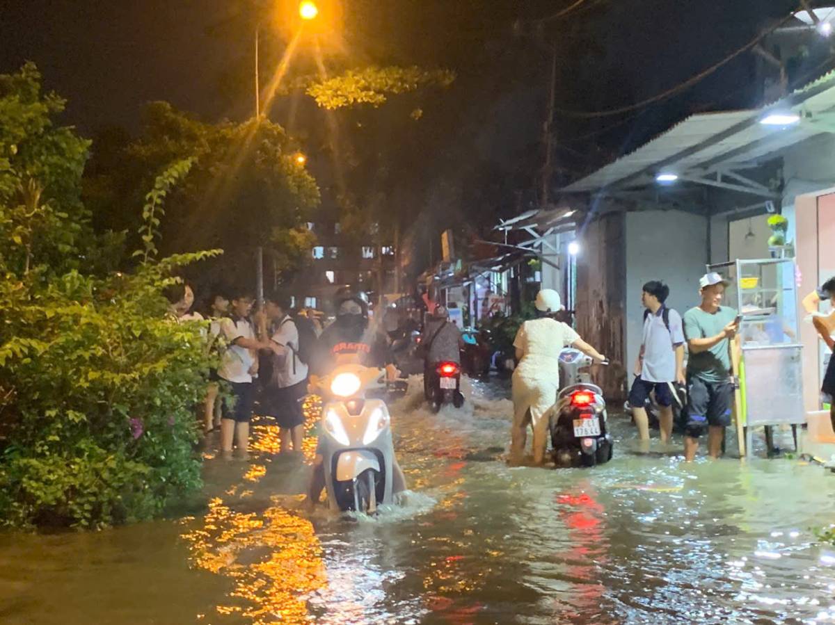 Nhieu nguoi di lam ve phai dat xe bi bom giua dong, hoc sinh chat vat loi nuoc trong buoi tan truong. Anh: Thai Bao.