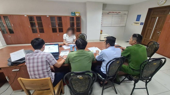 Cong an xu phat Cong ty TNHH KVN 25 trieu dong vi quang cao co bac tai cum san Pickleball tren duong Nguyen Tat Thanh. Anh: Cong an cung cap 