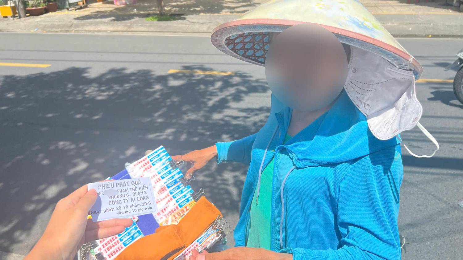 Cong an phuong Binh Dong (TPHCM) phat thong bao moi nhung nguoi tung nhan hoac mua phieu phat qua tu thien den tru so cong an de cung cap thong tin phuc vu dieu tra. Anh: Dong Hoang 