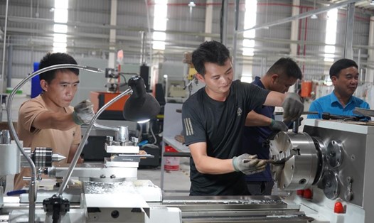 Công nhân KCN Nam Đình Vũ trong ca sản xuất. Ảnh: Mai Dung