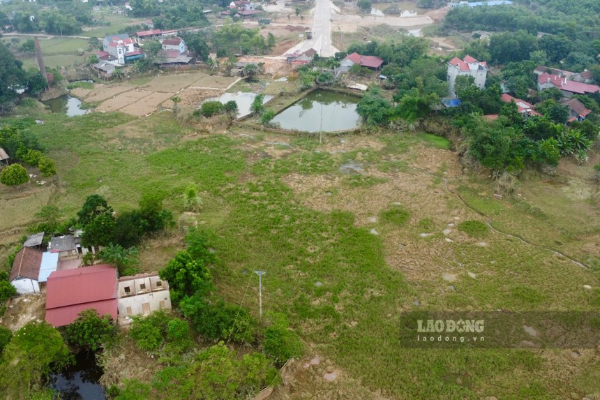 Nam giua 2 cong trinh la khu dat trong. Anh: Dang Vu.