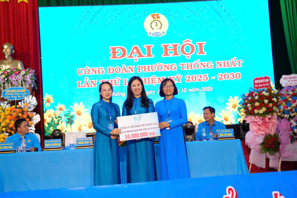 Cong doan phuong van dong, tiep nhan ung ho dong bao lu lut cua cac don vi. Anh: Thanh Tuan