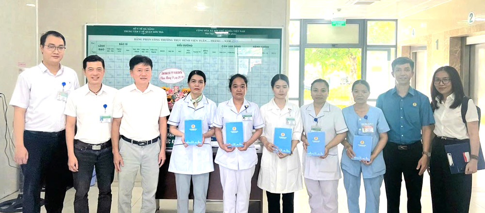 El Sindicato del barrio de An Hai Da Nang entrega 50 regalos a miembros del sindicato y trabajadores en circunstancias dificiles en la zona. Foto: Sindicato de An Hai