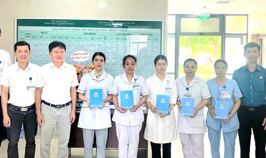Công đoàn phường An Hải, Đà Nẵng trao 50 phần quà đến đoàn viên, người lao động có hoàn cảnh khó khăn trên địa bàn. Ảnh: Công đoàn An Hải