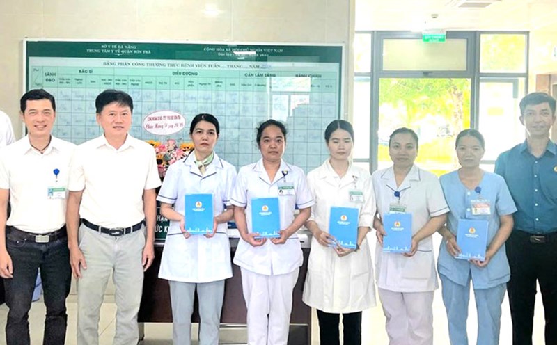 The An Hai Ward Labor Union, Da Nang presented 50 gifts to union members and workers in difficult circumstances in the area. Photo: An Hai Trade Union