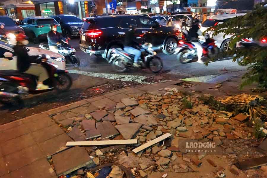 Mot doan via he duong Khuat Duy Tien (phuong Thanh Xuan) co da lat gan nhu vo vun. Tren truc duong nay co hang chuc diem roi vao tinh trang nhu the nay.