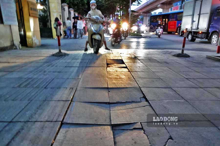Da lat via he tren duong Nguyen Trai (phuong Thanh Xuan) chi moi duoc thay moi chua lau nhung nhieu vi tri da vo nat, lun xuong. Ghi nhan cua PV, nhung doan co tinh trang xe may di len via he nhieu thi hu hong nang hon.
