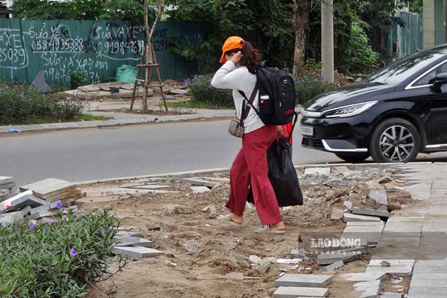 “Cho nay ho dao len khoang nua thang nay roi. Dot mua lon gan day ca khu vuc nay ngap ngang that lung. Chung toi cung khong biet vi sao da moi lat dep de da lai dao len, vo nat“, ong N.D.T - mot nguoi ban hang gan khu vuc nay chia se.