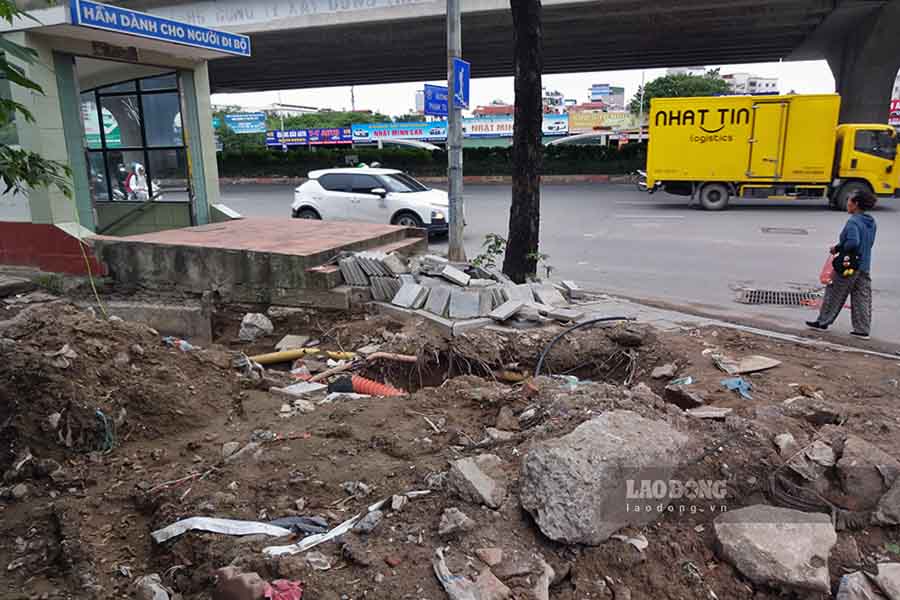 Nhieu doan via he duong Nguyen Xien duoc dao xoi len. Nguoi di bo phai xuong duoi long duong. 