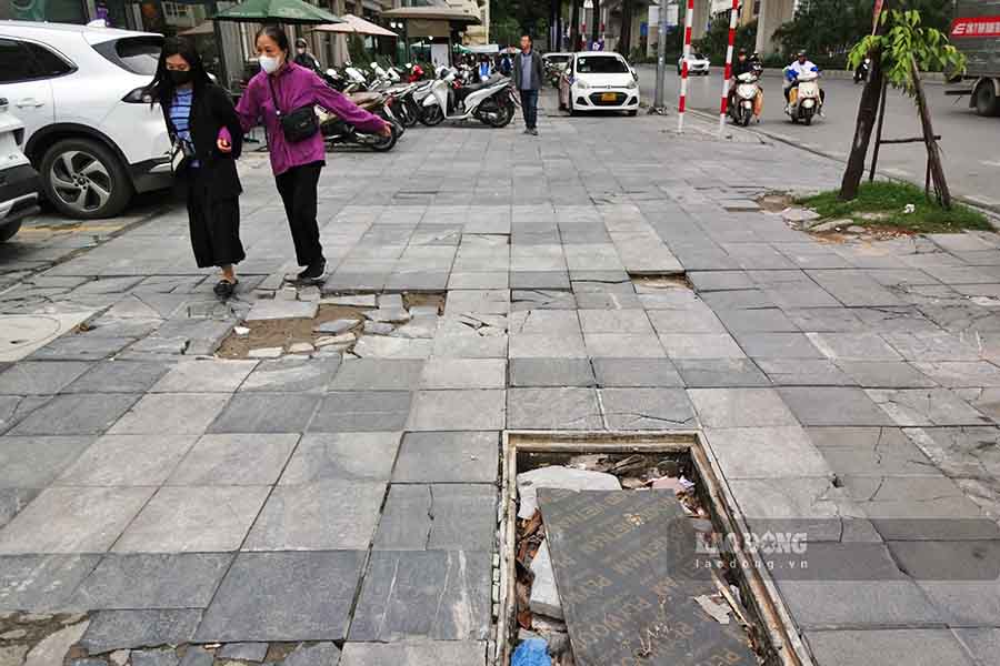 Hinh anh via he doan so 8 Quang Trung (phuong Ha Dong) hu hong nang.