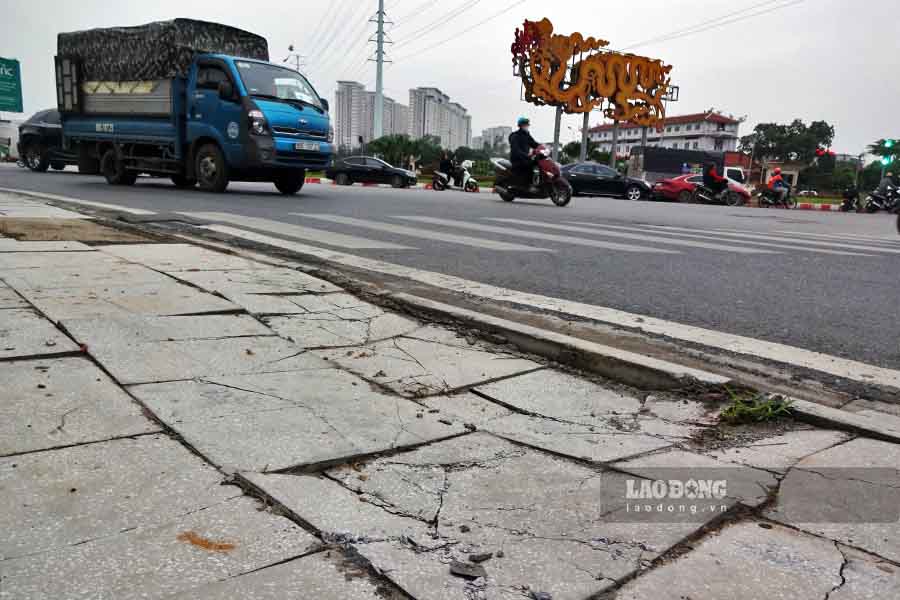 Mot doan da lat via he duong Nguyen Thanh Binh (phuong Ha Dong) bi vo, lun nut. 