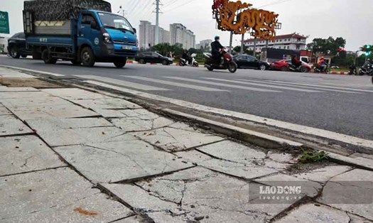 Một đoạn đá lát vỉa hè đường Nguyễn Thanh Bình (phường Hà Đông) bị vỡ, lún nứt.