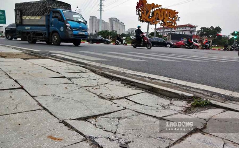A section of stone paved on the sidewalk of Nguyen Thanh Binh Street (Ha Dong Ward) was broken and cracked.