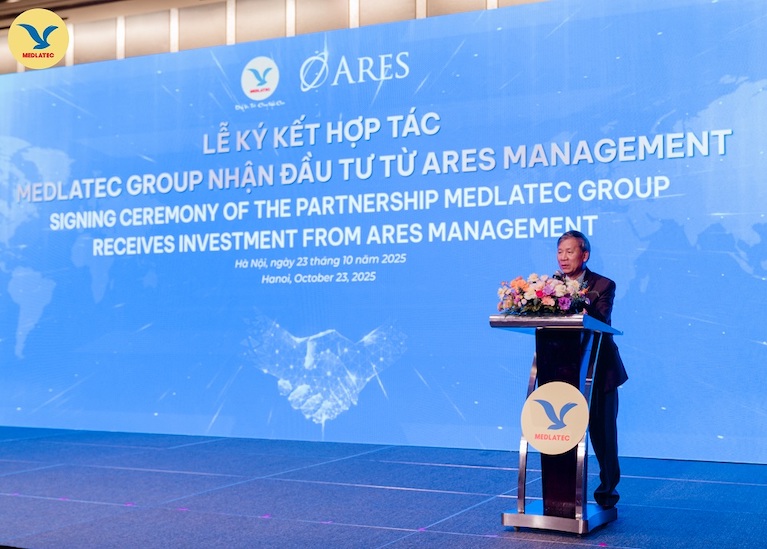 GS.AHLD. DBQH Nguyen Anh Tri - Nguoi sang lap, Chu tich Hoi dong co van, Chu tich Hoi dong Khoa hoc Cong nghe va Dao tao Medlatec Group phat bieu tai buoi le. Anh: Ngo Thu