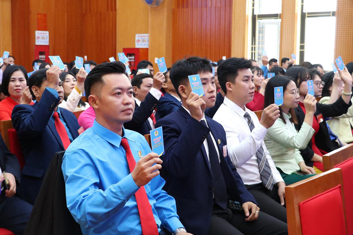 Cac dai bieu bieu quyet thong qua Nghi quyet dai hoi. Anh: Cong doan Dac khu Van Don