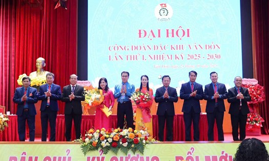 Lãnh đạo LĐLĐ tỉnh và lãnh đạo đặc khu Vân Đồn tặng hoa chúc mừng Ban chấp hành Công đoàn đặc khu Vân Đồn khóa I, nhiệm kỳ 2025 – 2030. Ảnh: Công đoàn Đặc khu Vân Đồn