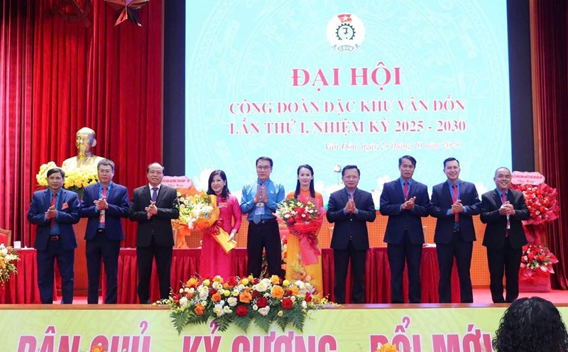 Leaders of the Provincial Federation of Labor and leaders of the Van Don Special Zone presented flowers to congratulate the Executive Committee of the Van Don Special Zone Trade Union, term I, 2025 - 2030. Photo: Van Don Special Zone Trade Union
