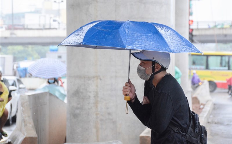 Weather forecast for tomorrow, October 23, the North will be cold at night and early morning, cold during the day while the Central region will continue to have thunderstorms due to the influence of the weak low pressure from storm No. 12 Fengshen. Photo: Tuan Anh