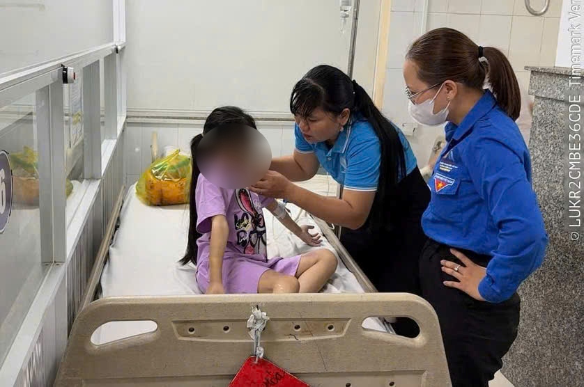 Bé gái 9 tuổi bị bạo hành đang được chăm sóc. Ảnh: Cơ quan chức năng cung cấp