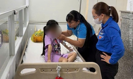 Bé gái 9 tuổi bị bạo hành đang được chăm sóc. Ảnh: Cơ quan chức năng cung cấp