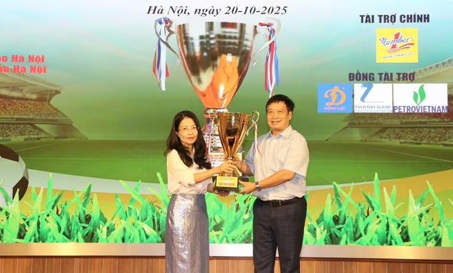 Ong Nguyen Thanh Binh - Truong Ban to chucgiai va dai dien nhan hang Number 1 nang chiec cup vo dich tuong trung cua mua giai 2025. Anh: Tan Hiep Phat