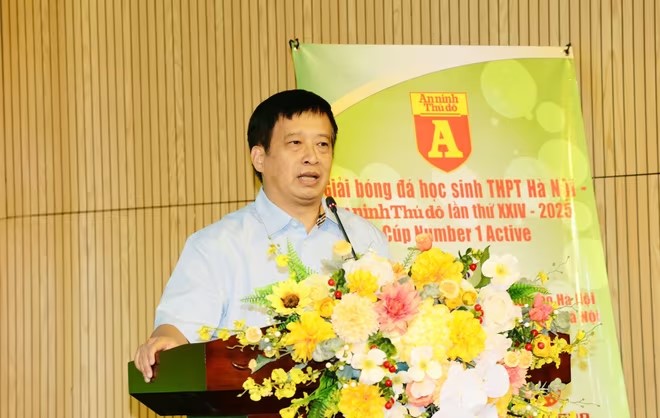 Ong Nguyen Thanh Binh - Truong Ban to chucgiai va dai dien nhan hang Number 1 nang chiec cup vo dich tuong trung cua mua giai 2025. Anh: Tan Hiep Phat