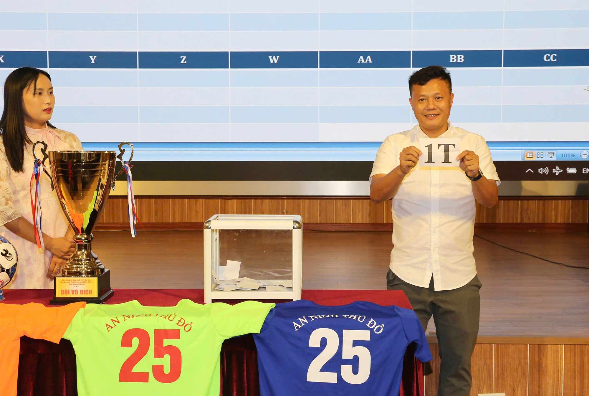 Thanh vien Ban huan luyen CLB Cong an Ha Noi - Pham Thanh Luong tham gia boc tham. Anh: Tan Hiep Phat