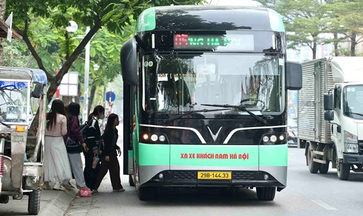 Hà Nội sẽ tăng cường tuyến buýt phục vụ du khách tham gia Hội chợ Mùa Thu năm 2025. Ảnh: Sóng Hữu