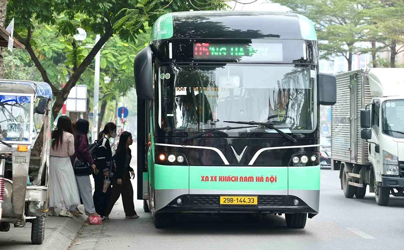 Hanoi will increase bus routes to serve visitors participating in the Autumn Fair in 2025. Photo: Song Huu