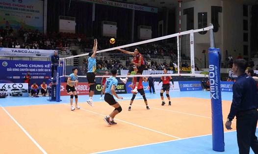 Trận đấu bóng chuyền giữa Hà Tĩnh và Bộ Tư lệnh Cảnh sát cơ động ngay sau lễ khai mạc. Ảnh: Văn Hóa.