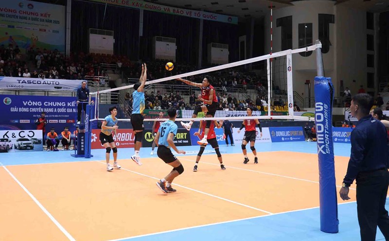 The volleyball match between Ha Tinh and the Mobile Police Command right after the opening ceremony. Photo: Van Hoa.