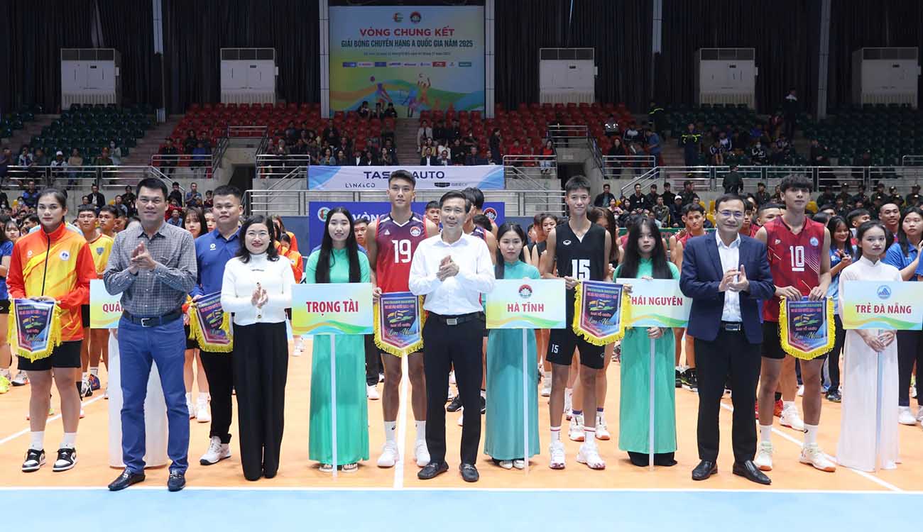 Tang Co luu niem cho cac doi tham gia thi dau. Anh: Dung Van.