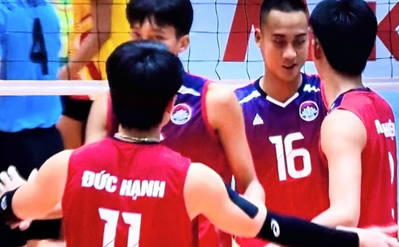 The Ha Tinh men's volleyball team won their first victory. Photo: VFV
