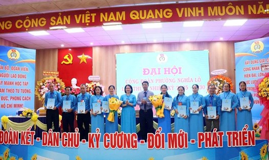Bà Nguyễn Thị Ánh Lan, Phó Chủ tịch Ủy ban MTTQ Việt Nam tỉnh, Chủ tịch Liên đoàn Lao động tỉnh Quảng Ngãi (thứ 6 từ trái qua) trao quyết định và hoa chúc mừng Ban chấp hành Công đoàn phường Nghĩa Lộ khóa I. Ảnh: Quốc Chinh