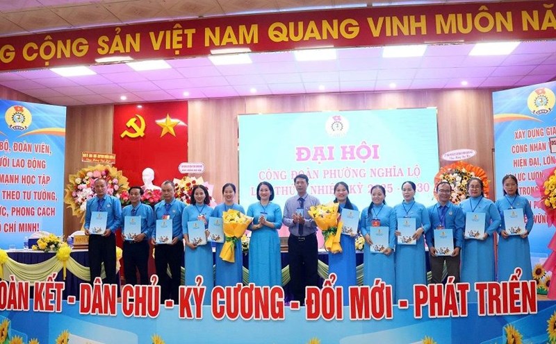 Ms. Nguyen Thi Anh Lan, Vice Chairwoman of the Provincial Vietnam Fatherland Front Committee, Chairwoman of the Quang Ngai Provincial Labor Federation (6th from left) presented the decision and flowers to congratulate the Executive Committee of the Nghia Lo Ward Trade Union, term I. Photo: Quoc Chinh