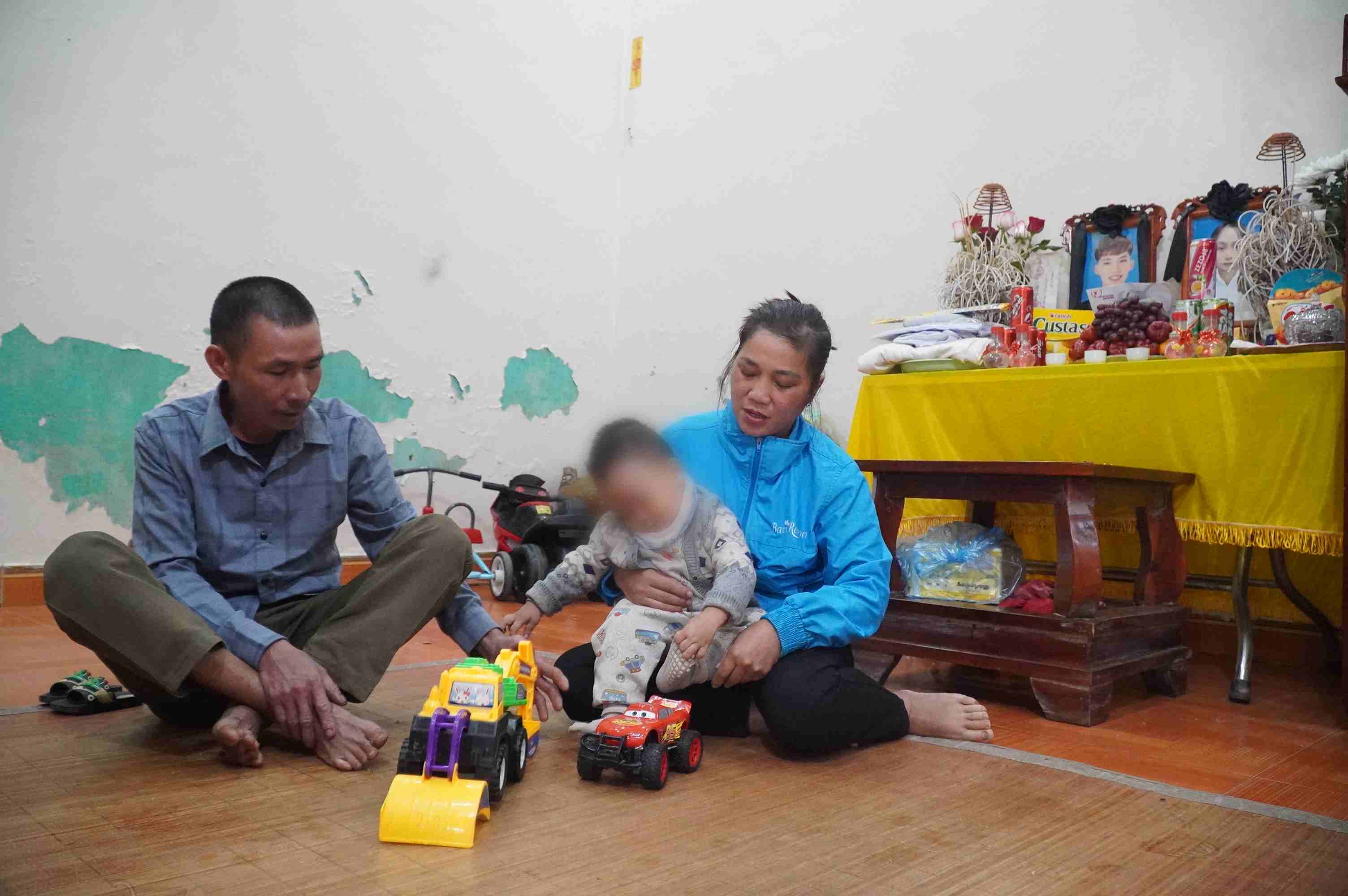 9월 하숙집 폭발 사고로 사망한 아들과 며느리의 영정 옆에 있는 Duong광 Le씨와 1살이 넘은 손자. 사진: Ba Cuong