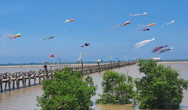 Chính quyền xã vào cuộc xử lý việc thả diều gây mất an toàn. Ảnh: Trung Du