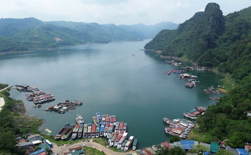 Green water is blocking Hoa Binh Electricity Reservoir in the fall of October. Photo: Minh Nguyen