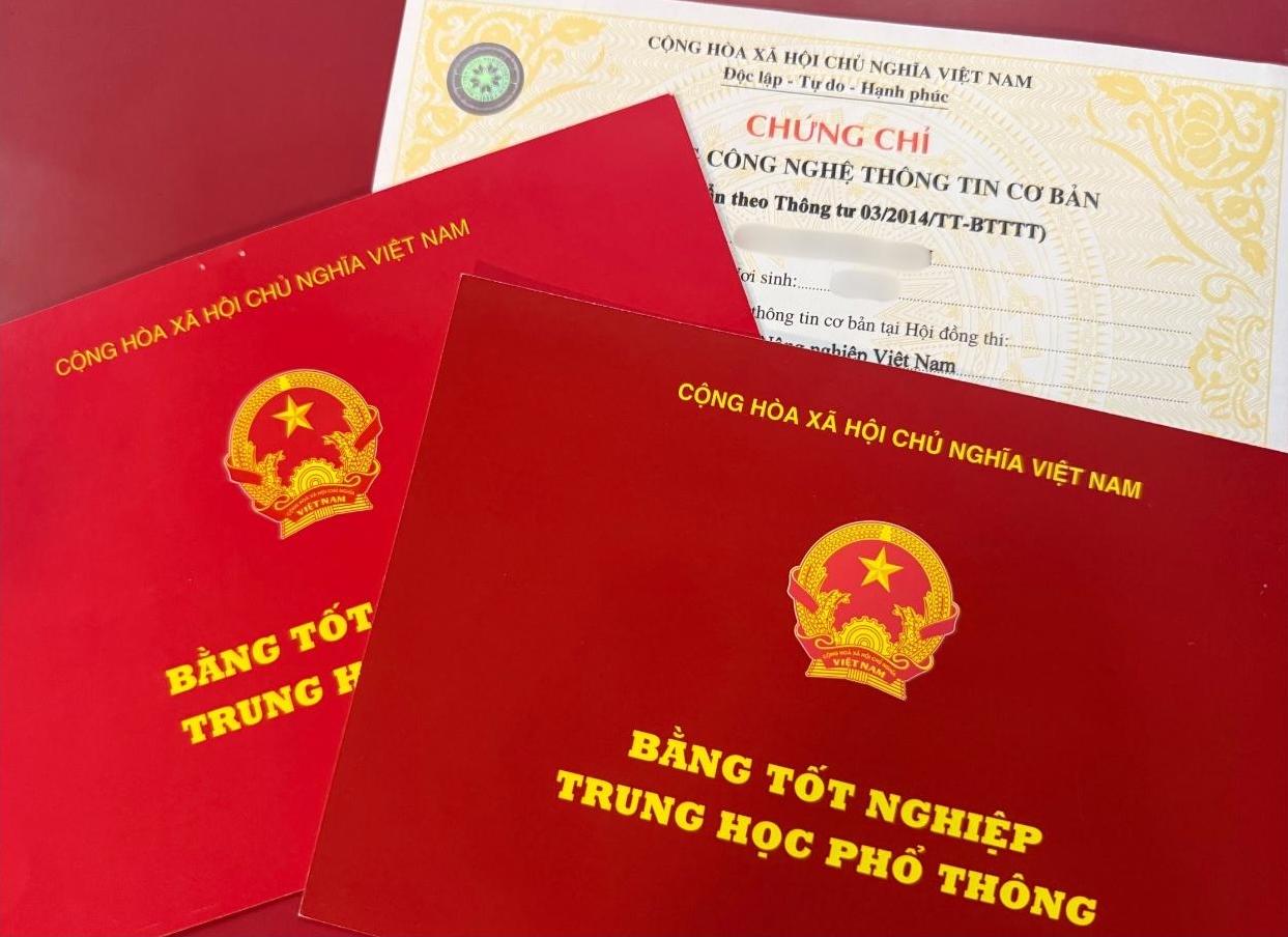 The information that needs to be recorded in the original book for granting high school graduation certificates is stipulated in the draft Circular Promulgating Regulations on diplomas and certificates of the national education system. Photo: Phuong Anh