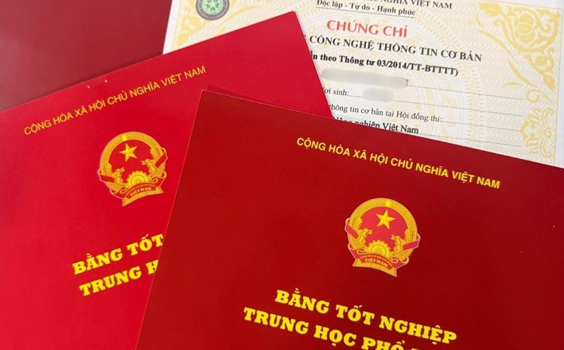 The information that needs to be recorded in the original book for granting high school graduation certificates is stipulated in the draft Circular Promulgating Regulations on diplomas and certificates of the national education system. Photo: Phuong Anh
