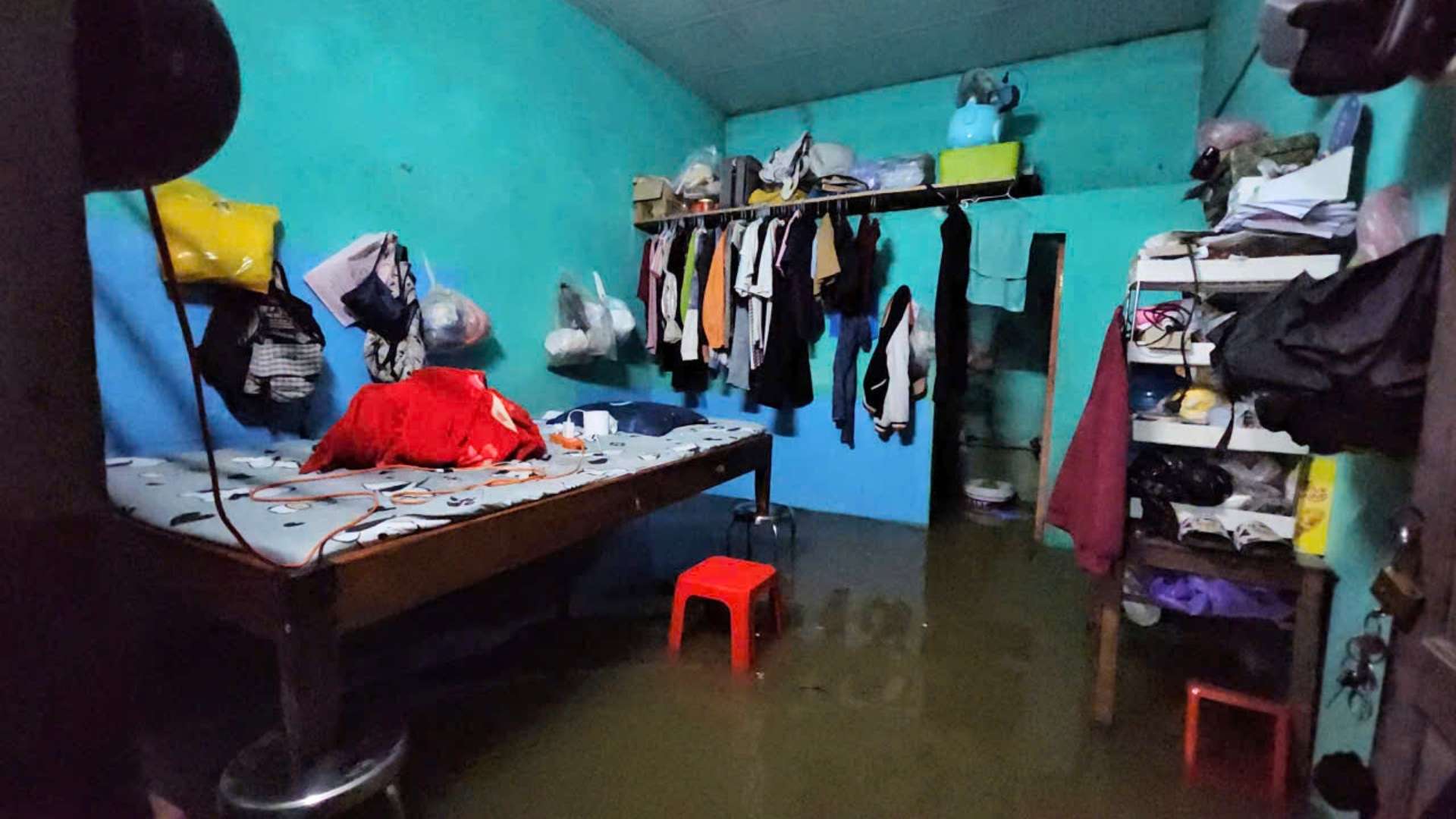 The apartment was flooded, Hue students waded through the night packing outfits to avoid the flood. Photo: Nguyen Luan