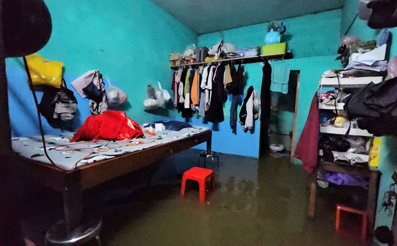 The apartment was flooded, Hue students waded through the night packing outfits to avoid the flood. Photo: Nguyen Luan