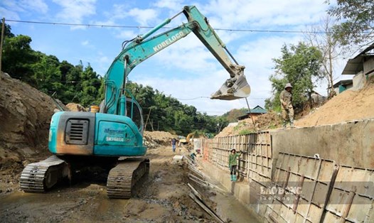 Kè bảo vệ khu dân cư bản Suối Lư I, II, III (xã Na Son, tỉnh Điện Biên) có tổng mức đầu tư 18 tỉ đồng. Ảnh: Quang Đạt